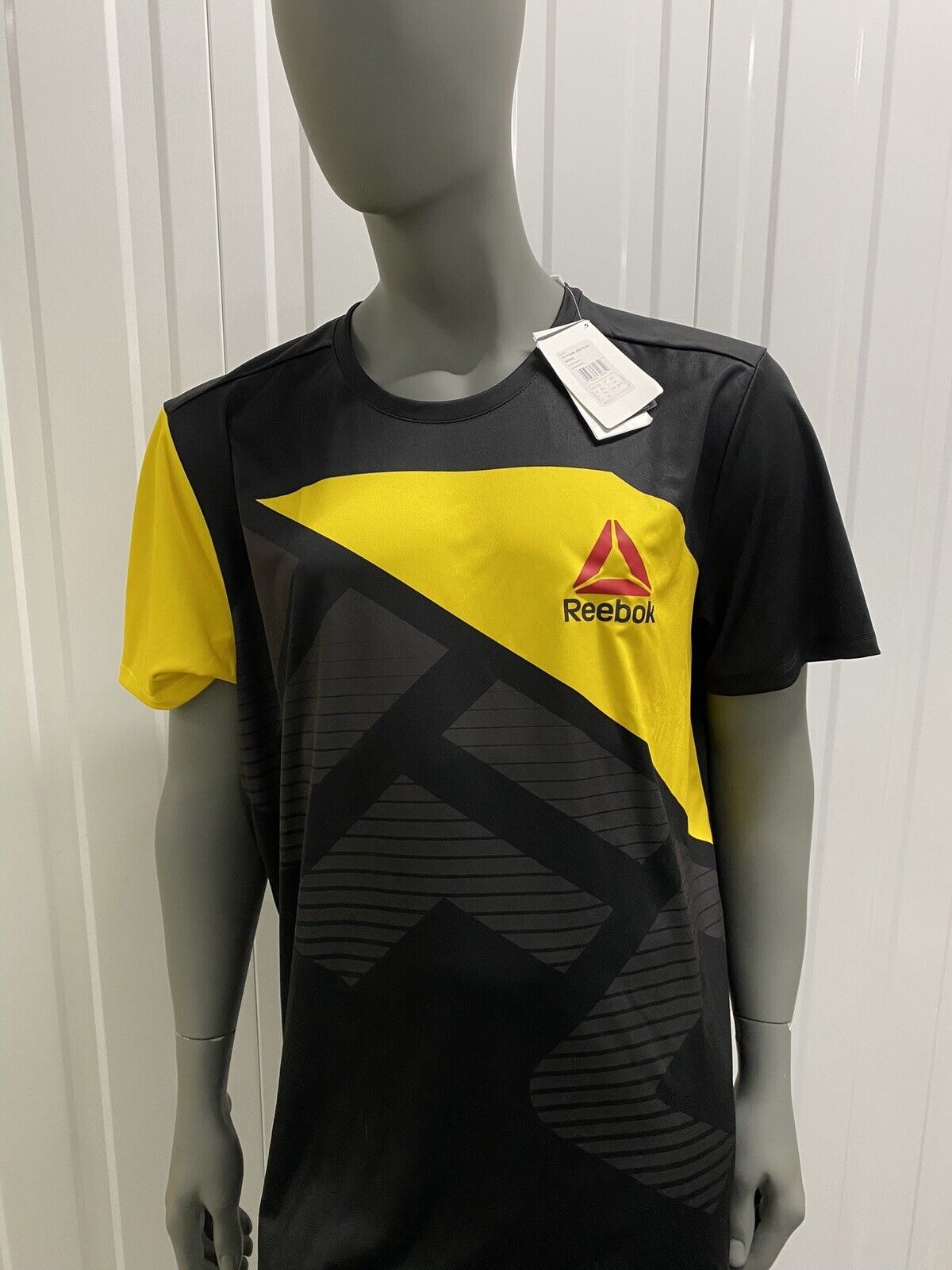 UFC Reebok adult 2XL plain walk out t-shirt black/yellow