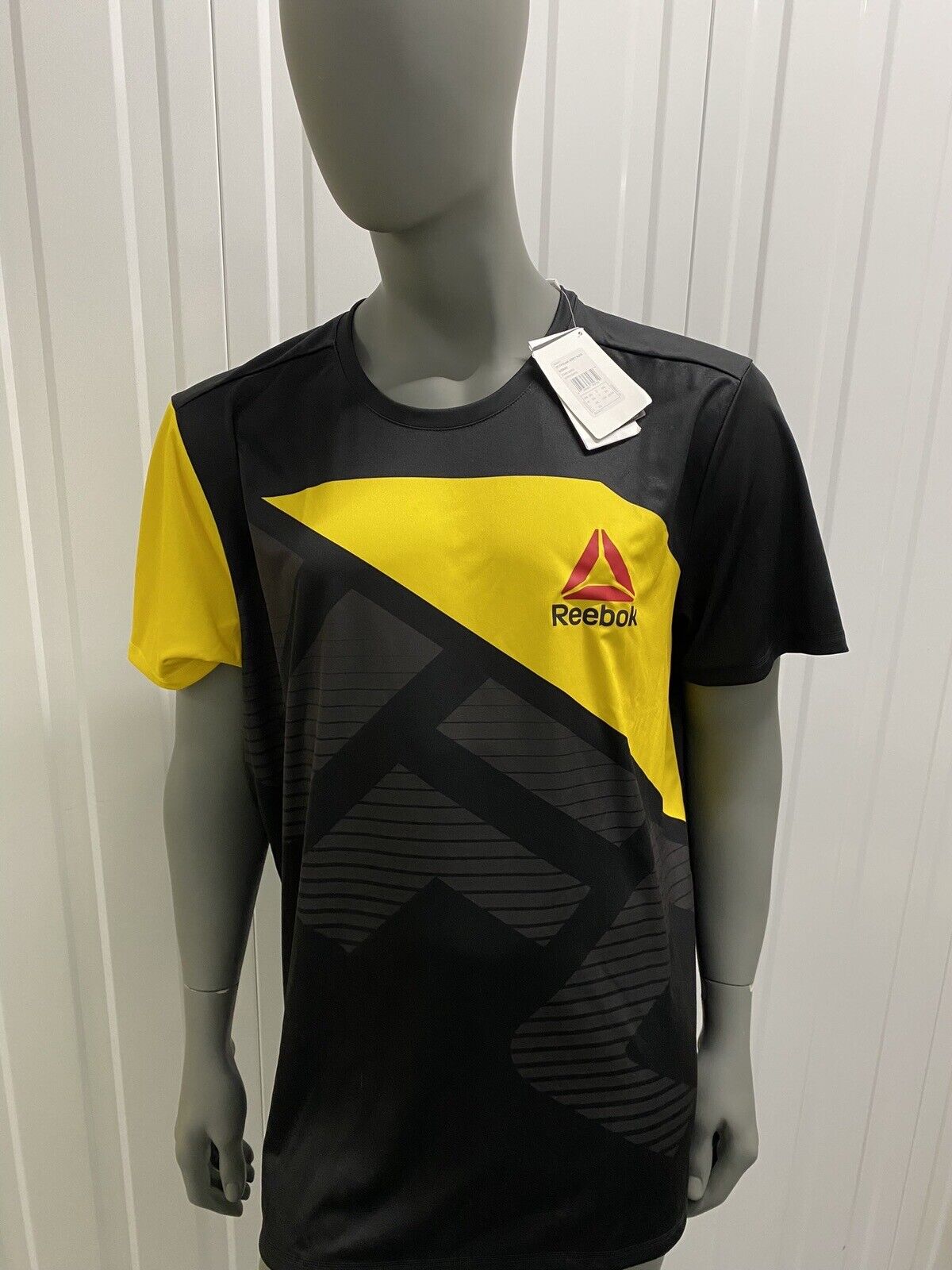 UFC Reebok adult 2XL plain walk out t-shirt black/yellow